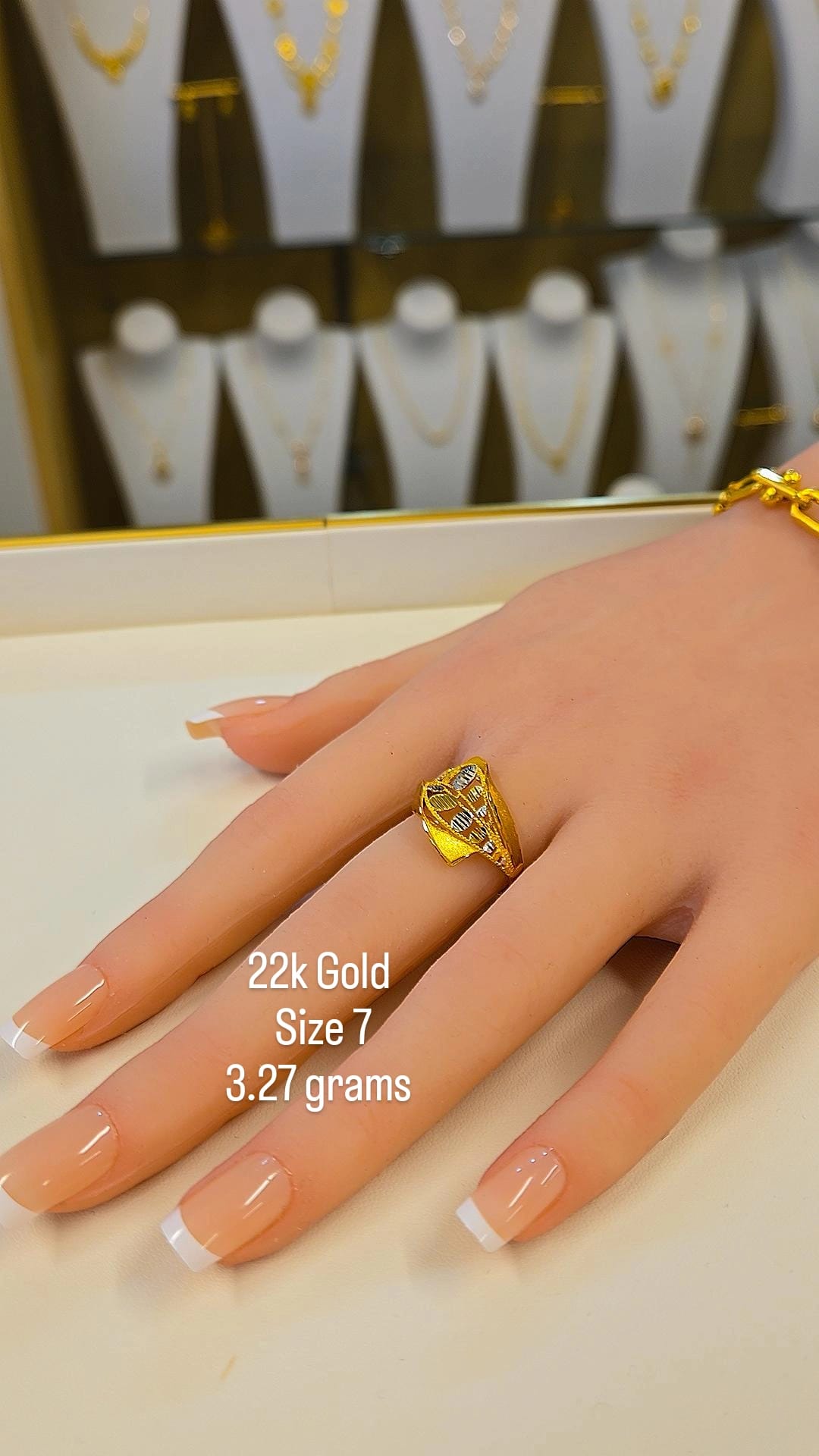 22k gold ring - size 7