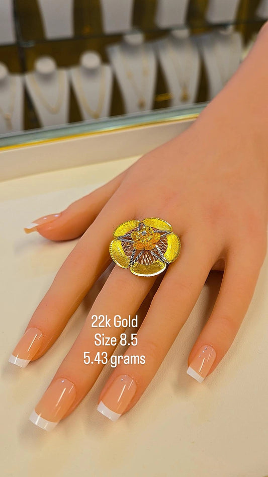 22k gold ring - size 8.5