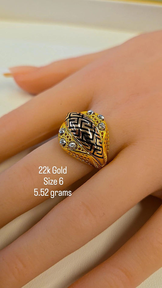 22k gold ring - size 6