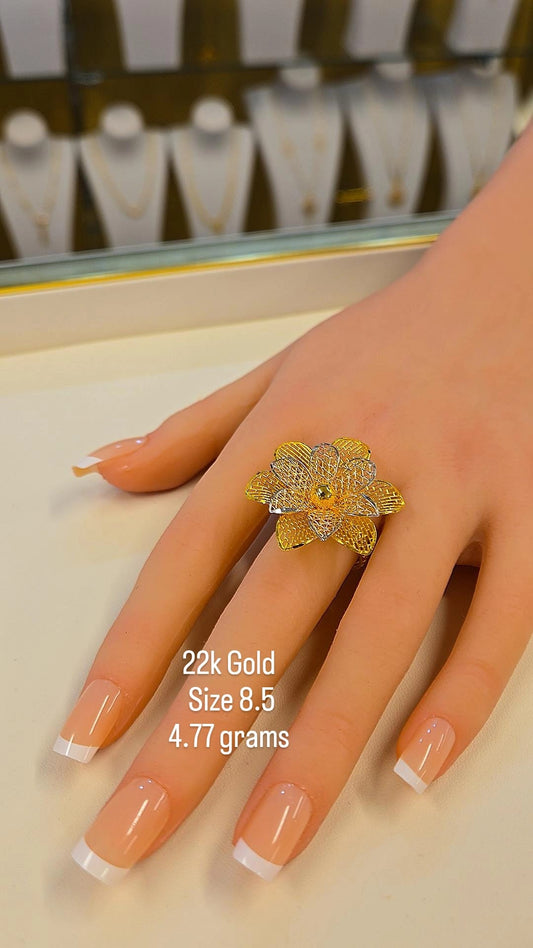 22k gold ring - size 8.5