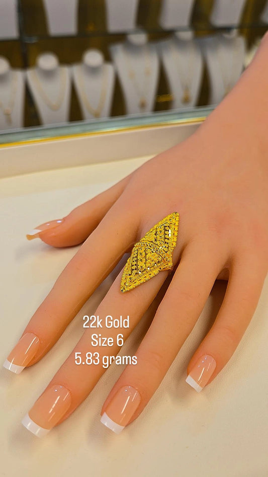 22k gold ring - size 6