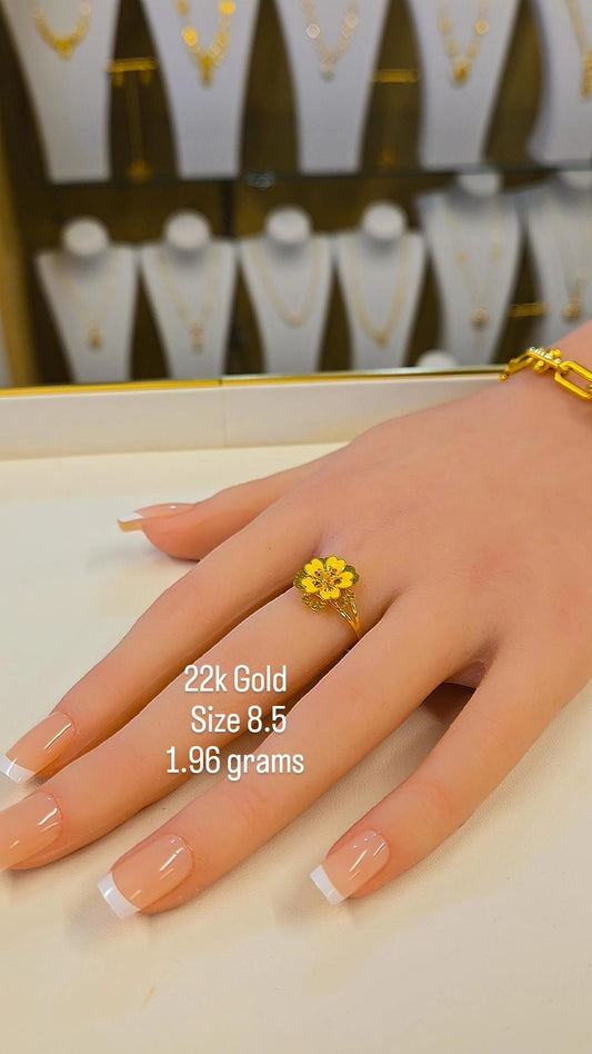 22k gold ring - size 8.5