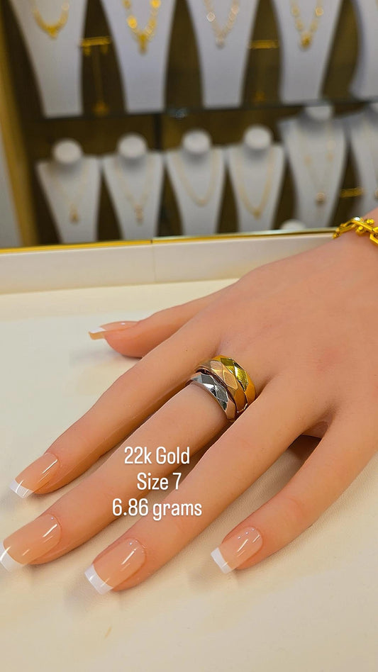 22k gold ring - size 7